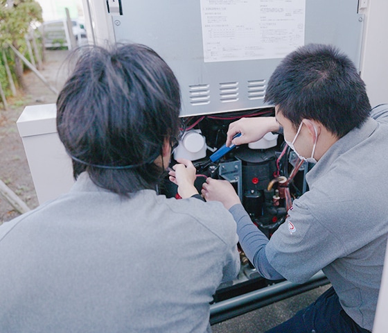 教材や文具が並ぶデスク（基礎からの技術指導・研修）