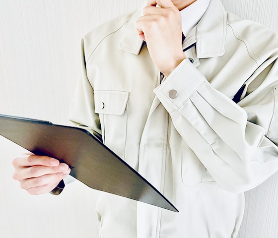 作業車のそばで機材を扱うスタッフ（新人サポート・マニュアル）