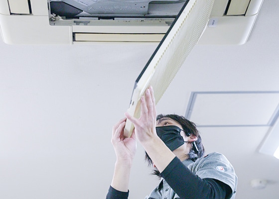 天井埋込型業務用エアコンの保守・点検作業（空調設備工事）