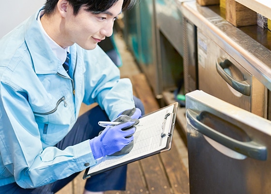冷蔵・冷凍・空調設備を測定機器で点検する様子（保守メンテナンス業務）