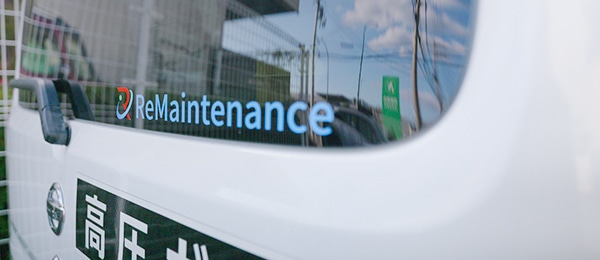 ヘルメットを着用した作業服姿のスタッフ（会社情報・イメージ）