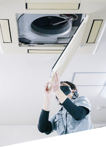 天井埋込型エアコンのメンテナンス作業（空調設備工事）